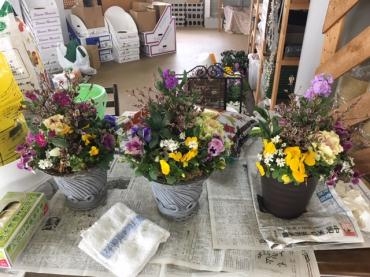 １２月１０日岩出切り花教室は 寄せ植えでした 花屋ブログ 和歌山県和歌山市の花屋 フラワーパーク ヨシモトにフラワーギフトはお任せください 当店は 安心と信頼の花キューピット加盟店です 花キューピットタウン